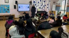 一张张带着骏马、祥云图案的吉祥福挂件渐渐成