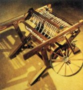 <b>粗纱穿过一系列高速滚简后</b>