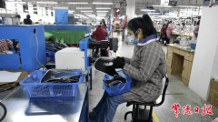 机器的运转声、工具的碰击声和工人们的交谈声