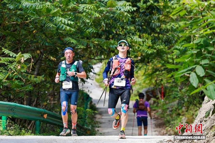 四川海螺沟100公里冰川极限挑战赛开幕：1050名选