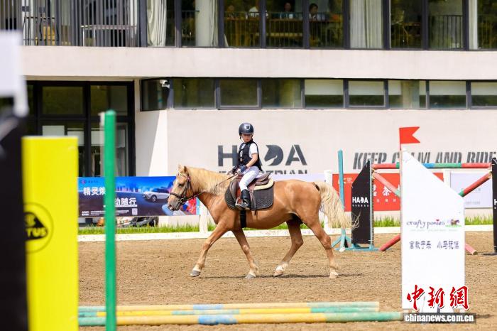 两岸青少年马术邀请赛福州开赛 200余名选手共襄