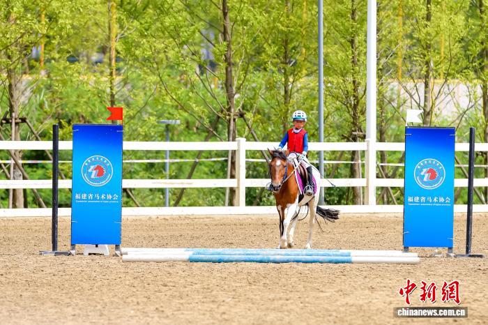 两岸青少年马术邀请赛福州开赛 200余名选手共襄