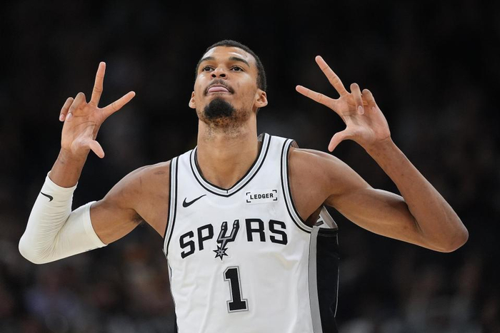 文班亚马统治级表现助马刺登顶联盟第二，MVP排