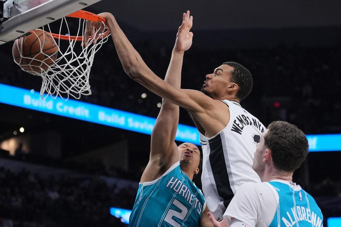 文班亚马统治级表现助马刺登顶联盟第二，MVP排