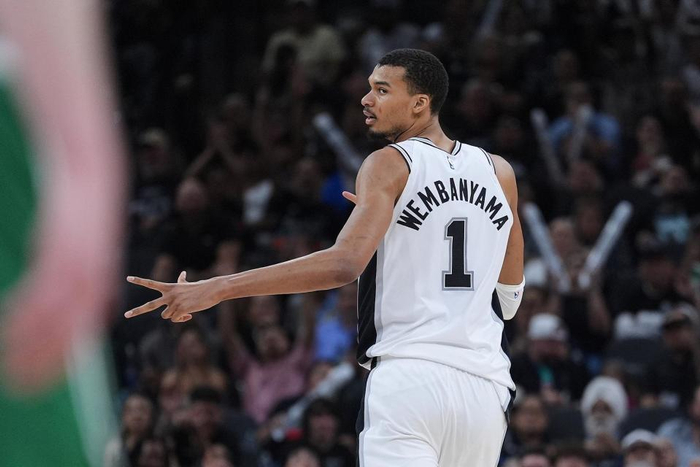 文班亚马统治级表现助马刺登顶联盟第二，MVP排