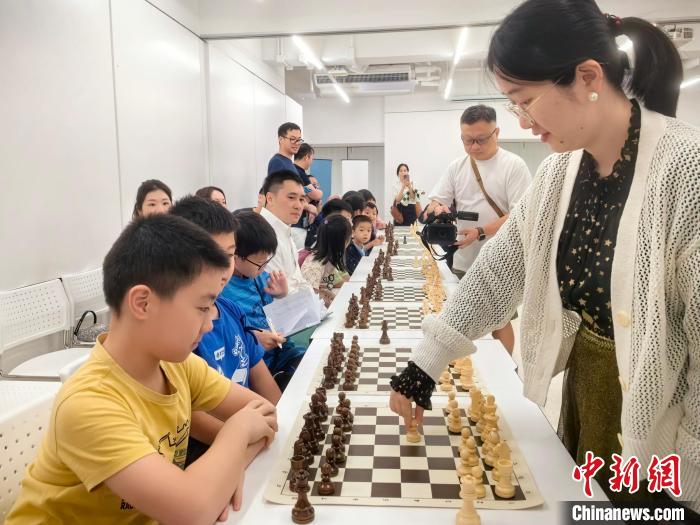 香港现场邂逅棋后谭中怡：30名国际象棋爱好者分